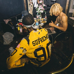 一大早王乙就起来等汽车
