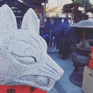 一大早王乙就起来等汽车
