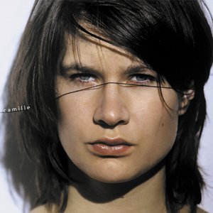 一大早王乙就起来等汽车
